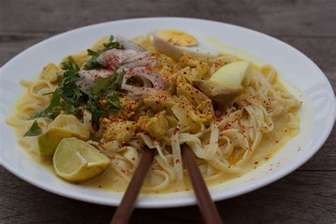  レンバン！甘辛い味噌とココナッツミルクが織りなす、インドネシア・スラバヤの絶品麺料理！