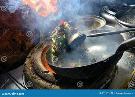  塩漬け羊肉の香ばしさとジューシーさを味わえる、XinYang名物料理は？