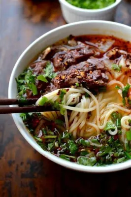   デジュウの牛肉麺！スパイシーでコク深いスープが食欲をそそる、伝統的な中華麺料理