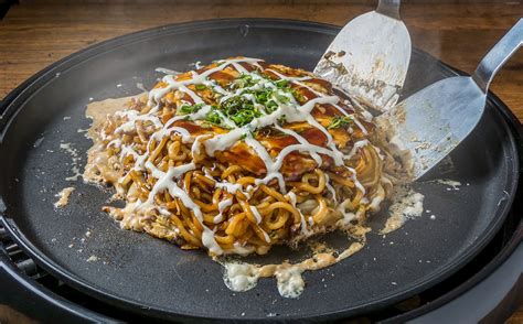  広島風お好み焼き、とろけるチーズとカリッとした麺が織りなす最高のハーモニー！