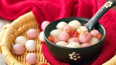  Hui Zhou Estilo Shao Mei Xiang Tang Yuan: 一口咬下、弾力満点の肉汁がジュワッと溢れ出す、魅惑の肉団子と、甘みと香りが溶け合う絶品スープ！