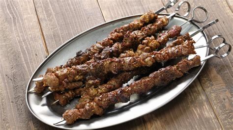  カラマヨ市の「羊肉串」: 焦がし香ばしさ溢れる肉汁たっぷりで、お酒の進む一品！