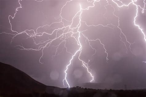 落雷 テレビ 受信できない - 雷雨の夜のテレビ視聴トラブル