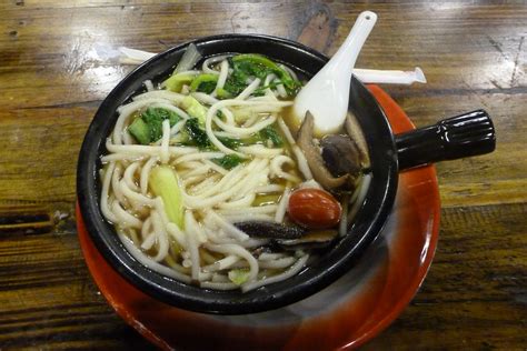  米粉の滑らかさとのピリ辛の調和！Lijiang の「 crossing-bridges noodles」を堪能しよう！