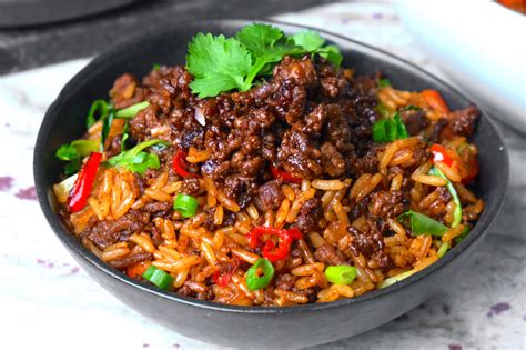  マンチェスターのスパイシービーフライス！肉汁たっぷりの濃厚なソースと、もちもちとした米が織りなすハーモニーを堪能しよう！