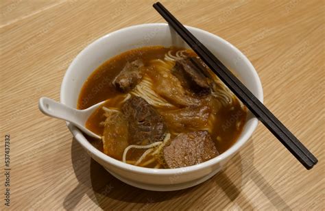  羊肉汤面：濃厚な肉汁に溶け込む、コシのある麺が織りなす至福のハーモニー！