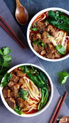  [香辣牛肉麵] 香り高く煮込まれた牛肉と、ピリ辛のスープが食欲をそそる、まさに至高の一杯！