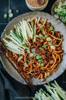  炸酱面: 濃厚な味噌ダレとカリッとした肉野菜炒めが織りなす、Handanのソウルフード！