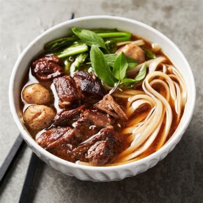   Zhoukou市の「牛肉麺」：スパイシーなスープと弾力のある麺が織りなす、至高のハーモニー！